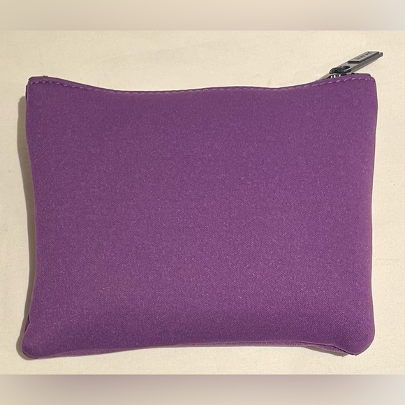 United Airlines AWAY In Flight Amenity Kit - Picture 2 of 9